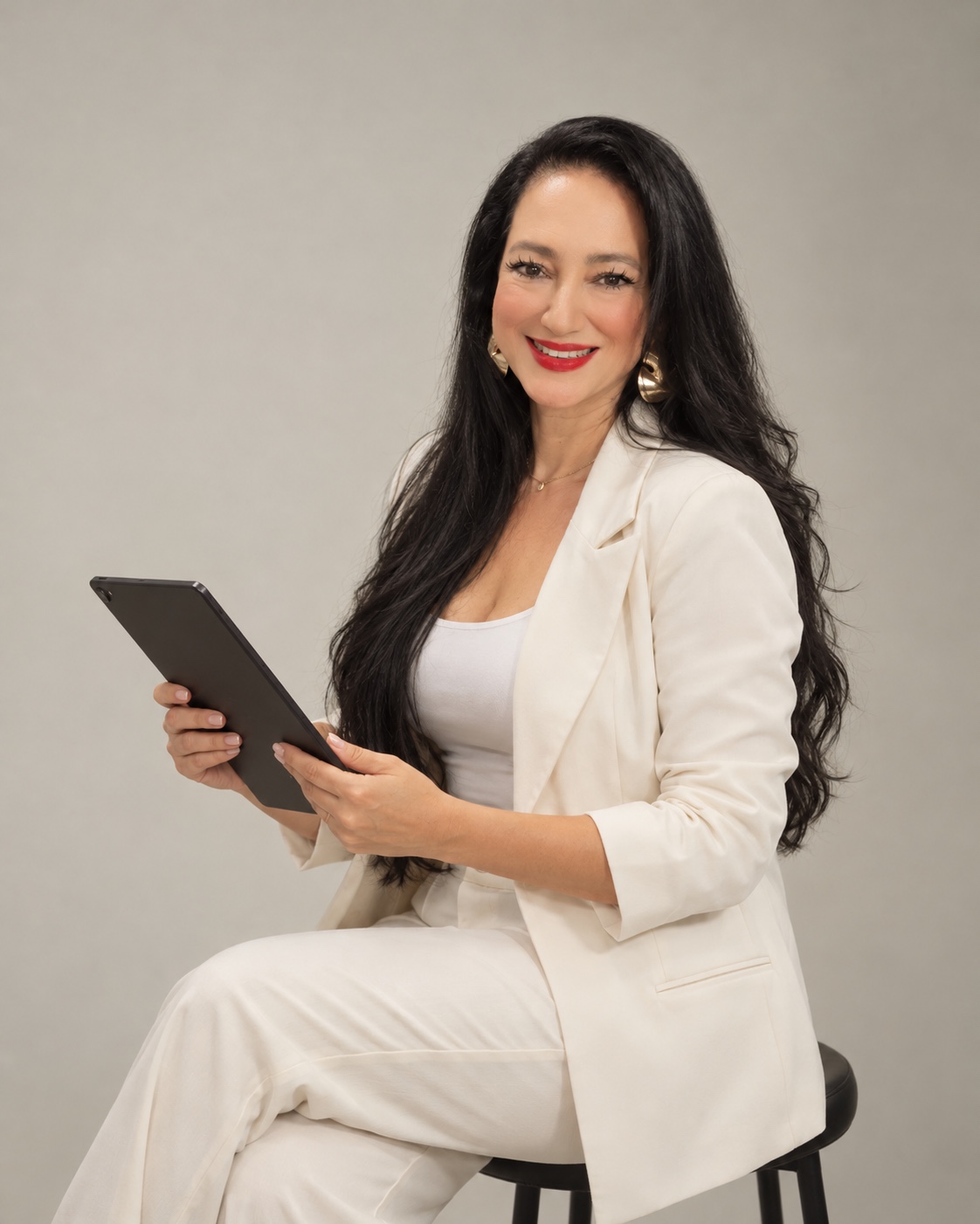 Creusa Rodrigues, biomédica especialista em melasma, sorrindo com um tablet nas mãos